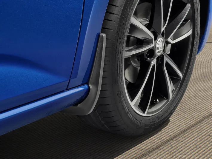 Aparatori noroi fata originale Skoda Scala, set 2 bucati, compatibile cu modelele din 2020 in sus, excluzand versiunea ScoutLine. Include material de montaj.