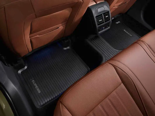 Covor protectie tunel central Skoda Superb IV, material TPE, negru, compatibil cu Superb IV si Superb IV Combi, protejeaza impotriva murdariei si umezelii.