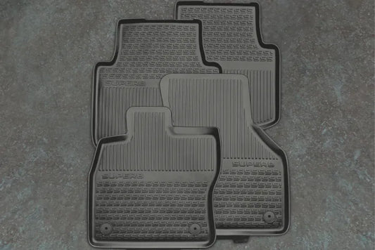 Covorase cauciuc originale Skoda Superb III, fabricate din TPE, negru, compatibile cu Superb III si Superb III Combi, protectie maxima impotriva apei si noroiului.