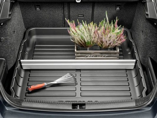 Separatoare din aluminiu pentru tava portbagaj Skoda, argintiu/negru, compatibile cu Octavia III, Rapid, Superb III, usor de montat pentru organizare optima.